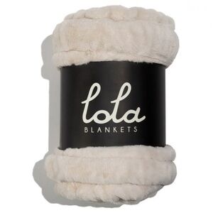 Lola Luxurious Antique White Large Throw Blanket Like New